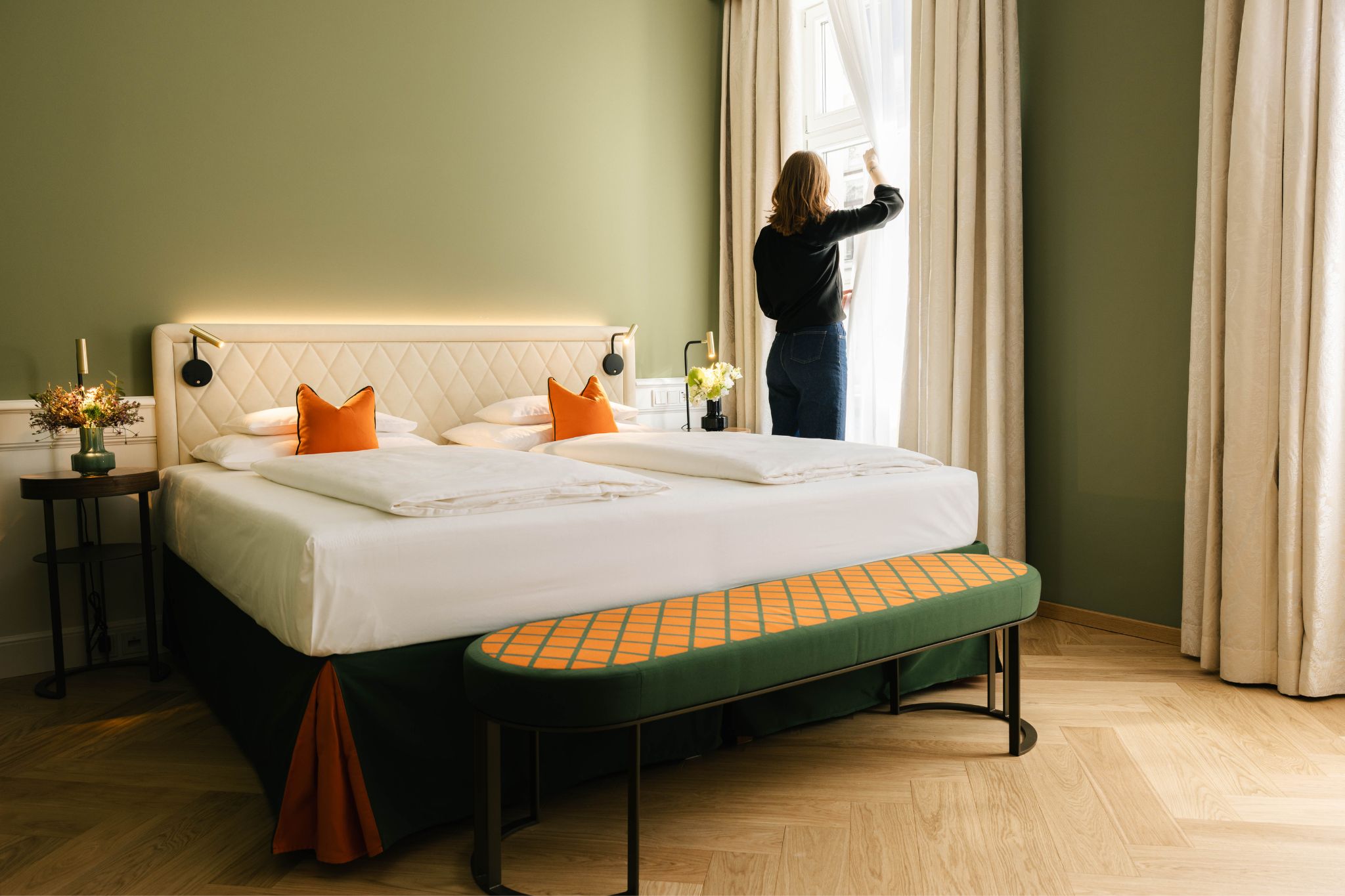 Frau in einem modernen grünen Hotelzimmer